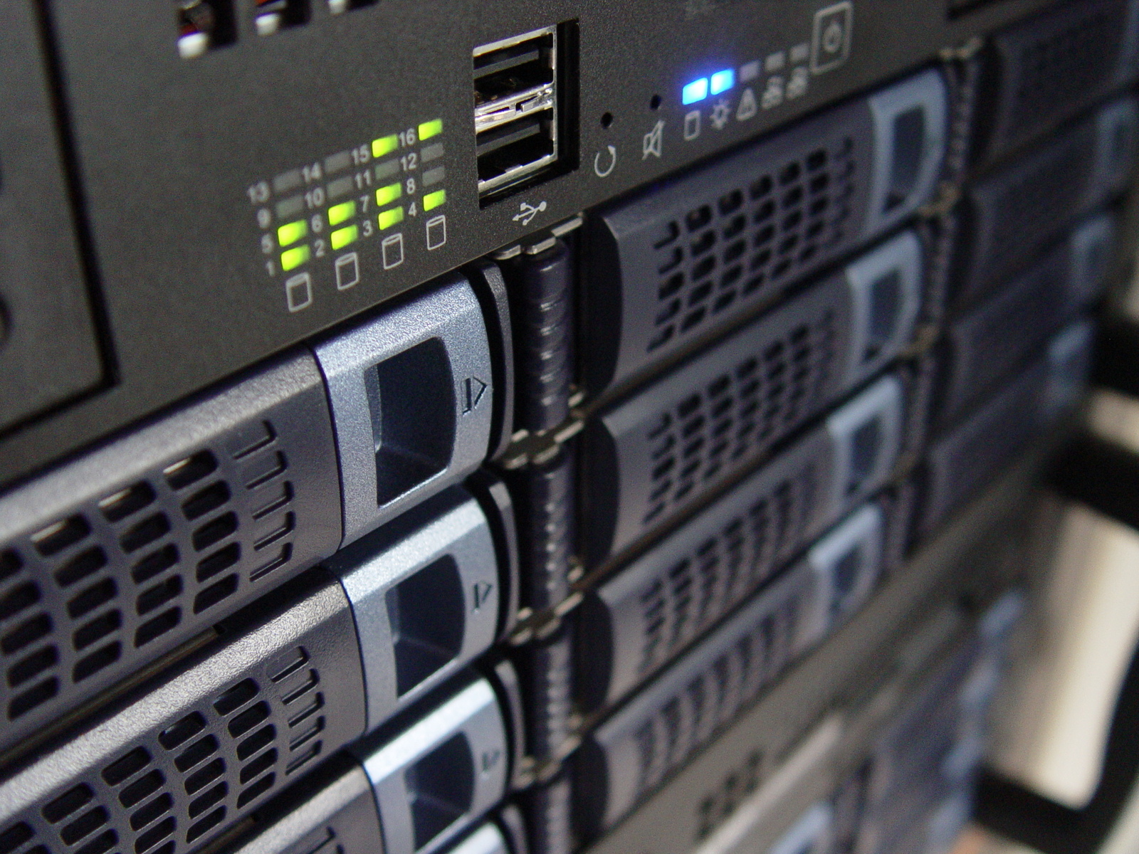 front-rack-server-1243429-1600×1200